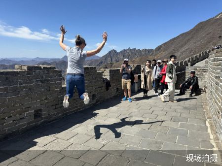文旅部多措并舉提質(zhì)升級(jí)旅游公共服務(wù) 增開(kāi)專列航班，強(qiáng)化外語(yǔ)咨詢